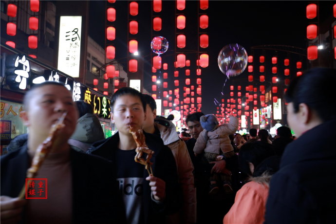 场面壮观的洛阳老城十字街小吃夜市