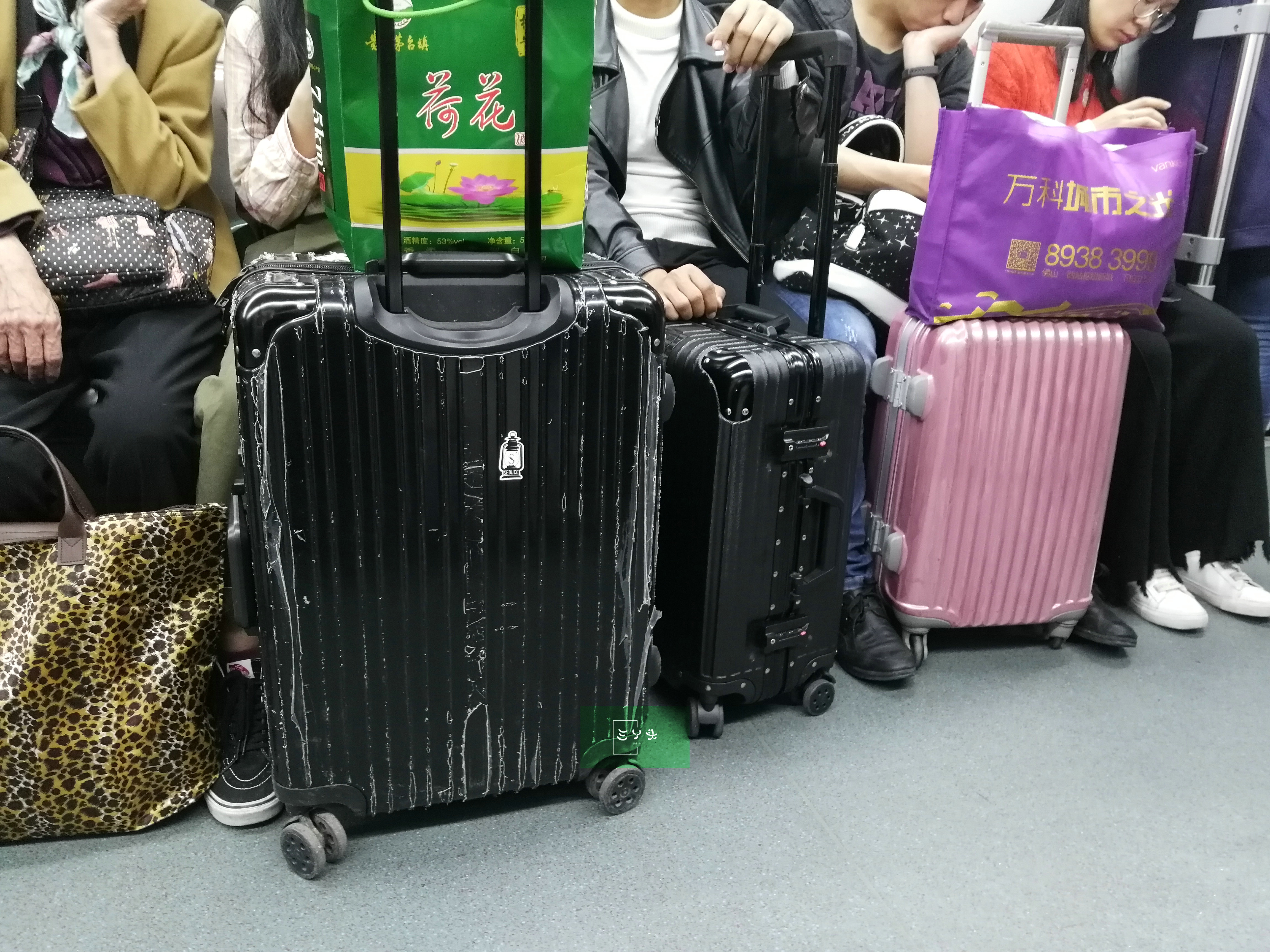 "春节后返城"广州地铁二号线,很多提行李箱的人