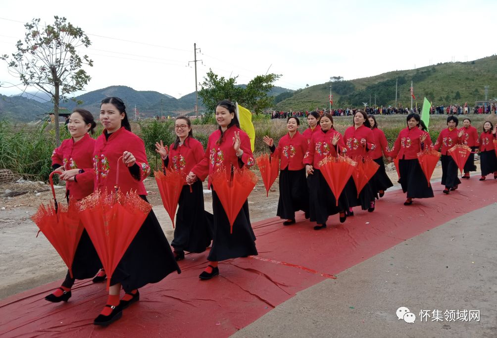 视频组图怀集洽水罗岗寨的500多名出嫁女喜回娘家场面温馨又壮观