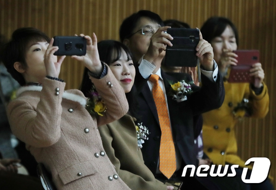 韓國高中2月迎來畢業季 典禮現場溫馨感人 國際 第10張