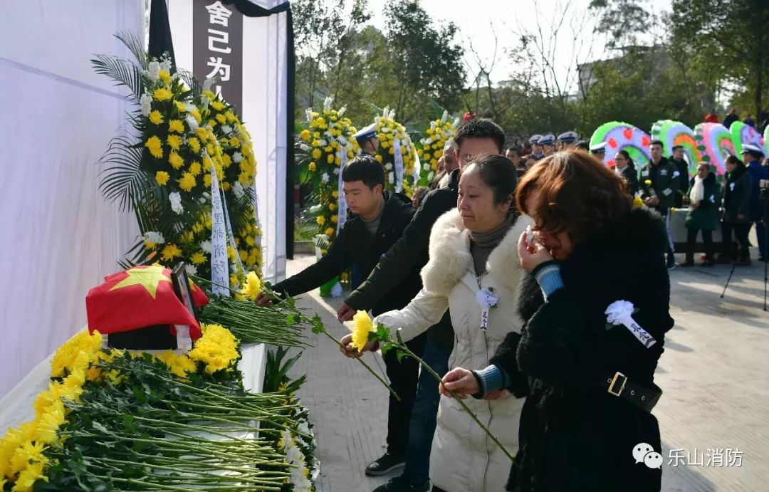 英雄回家了刘乃夫烈士骨灰安放仪式在乐山井研举行