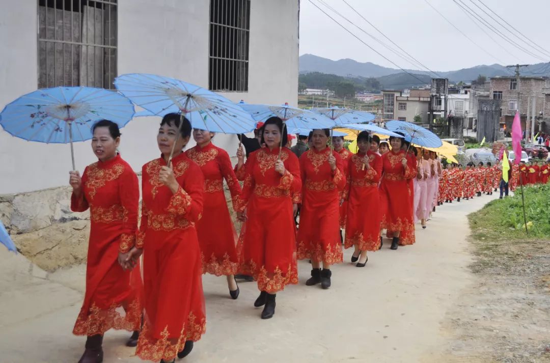 马山多地举行外嫁女回娘家活动,场面宏大,热闹非凡