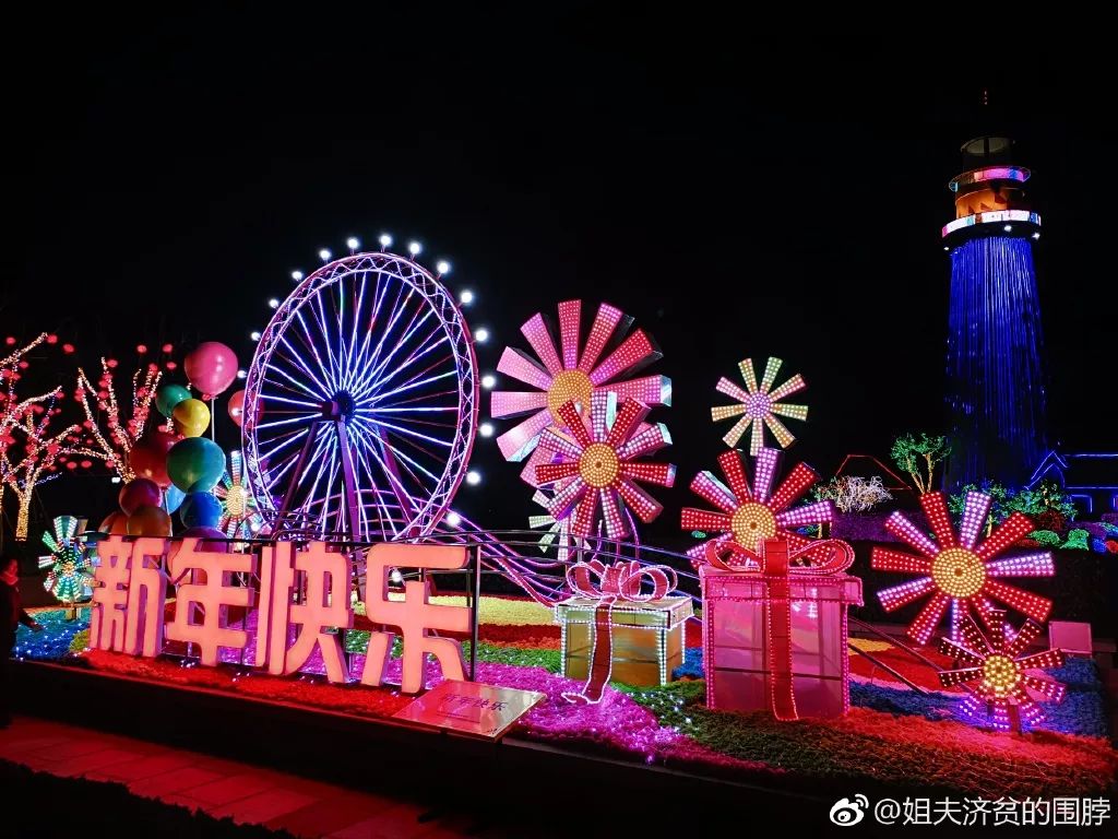 高高挂起, 与干净整洁的道路交相辉映, 把整个市区 夜幕降临,华灯齐放