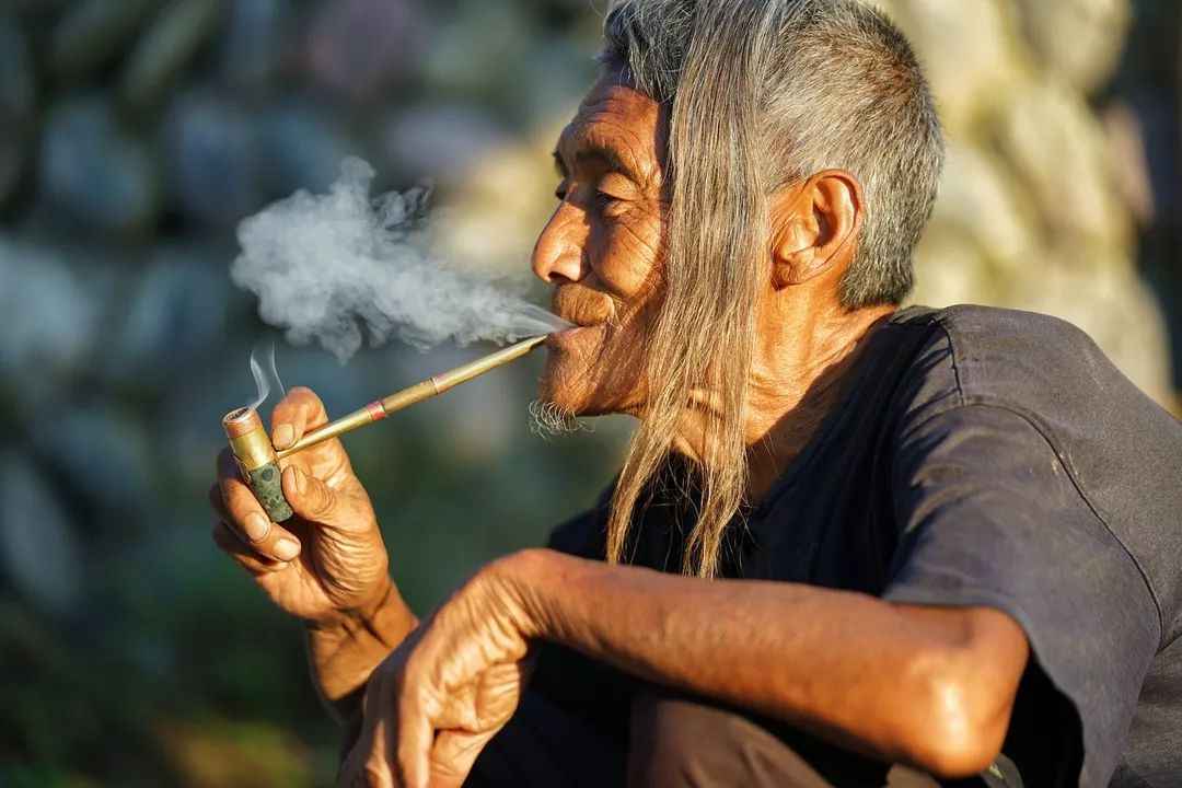 《吸烟的彝族老人》柯雪彬