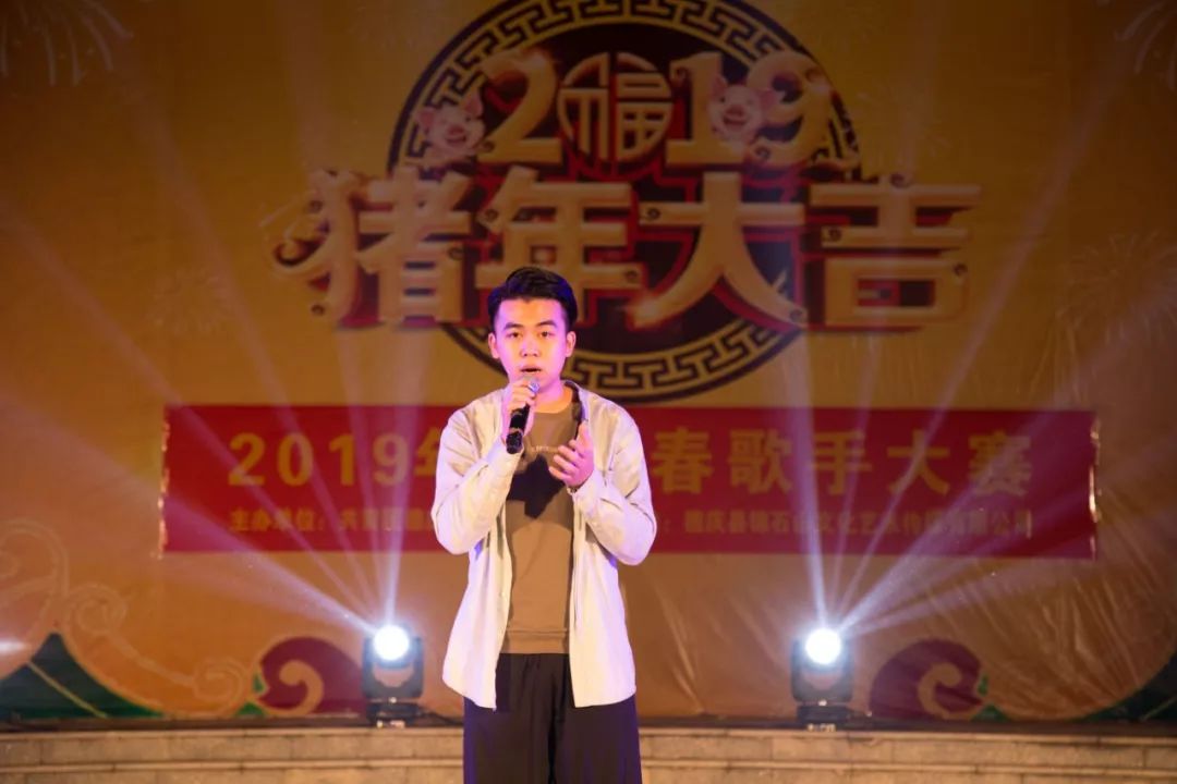 大年初四晚德庆县文化广场展开激烈的音乐决战,现场赛况震撼刺激,歌手