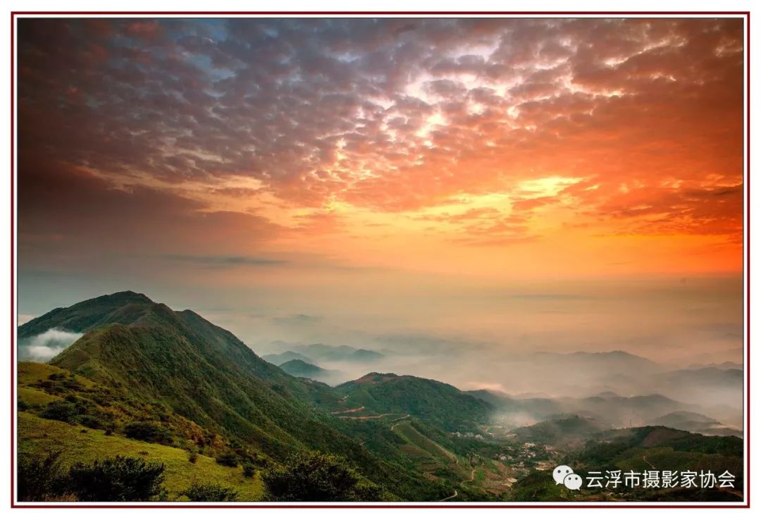 摄夕阳红 魏建雄 摄燃烧的天空 魏建雄 摄墨染金山 杨冰 摄金山云海