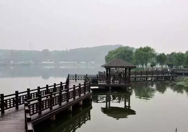 清澈的湖水,两侧绿树成荫 石湖公园南石湖路段健身步道也已经建成 全