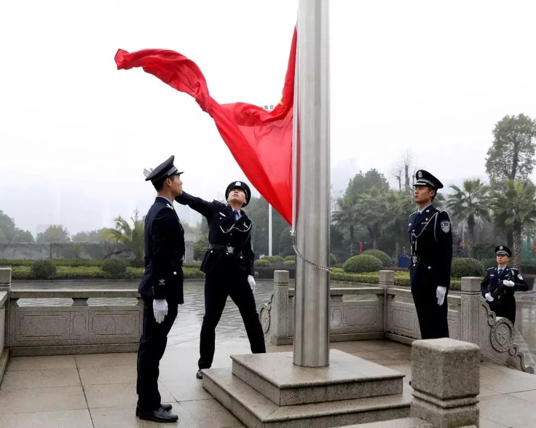 动作标准到位,随着五星红旗冉冉升起,全体同志向国旗敬礼,气氛庄严