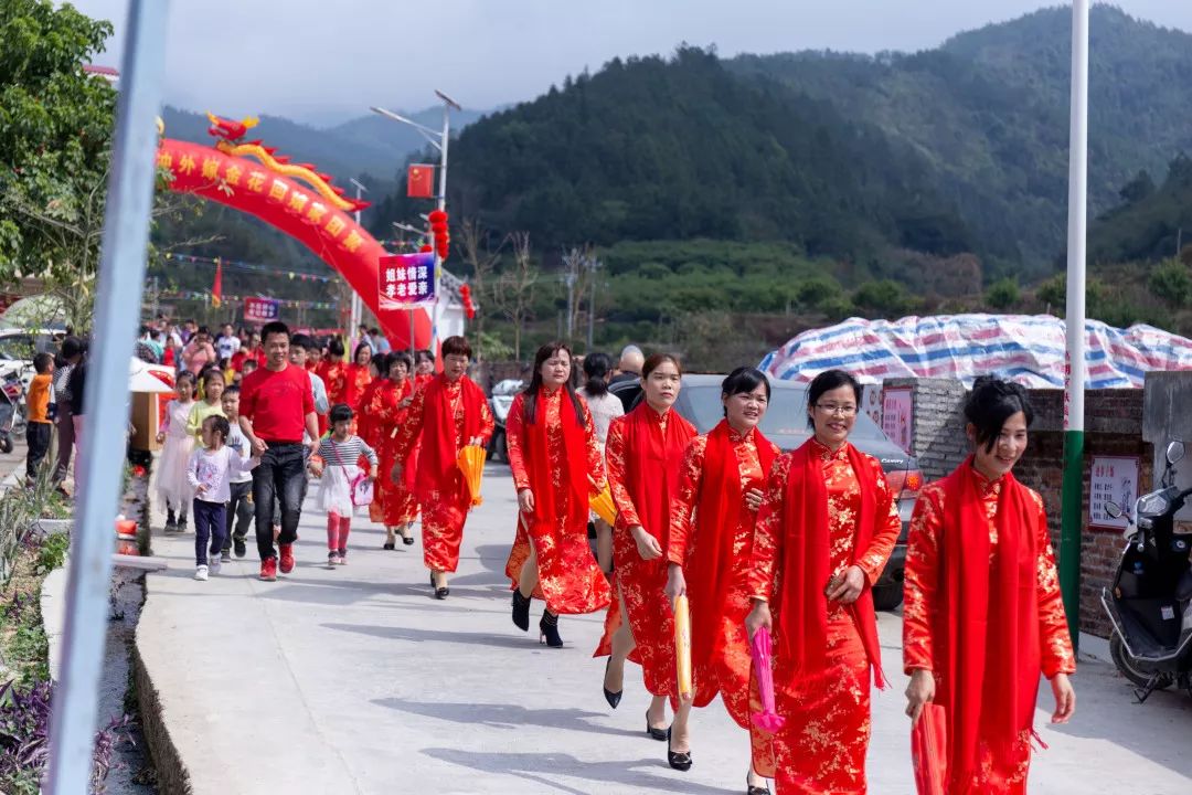 火了上葛冲村130多位外嫁女集体回娘家场面壮观又温馨附视频