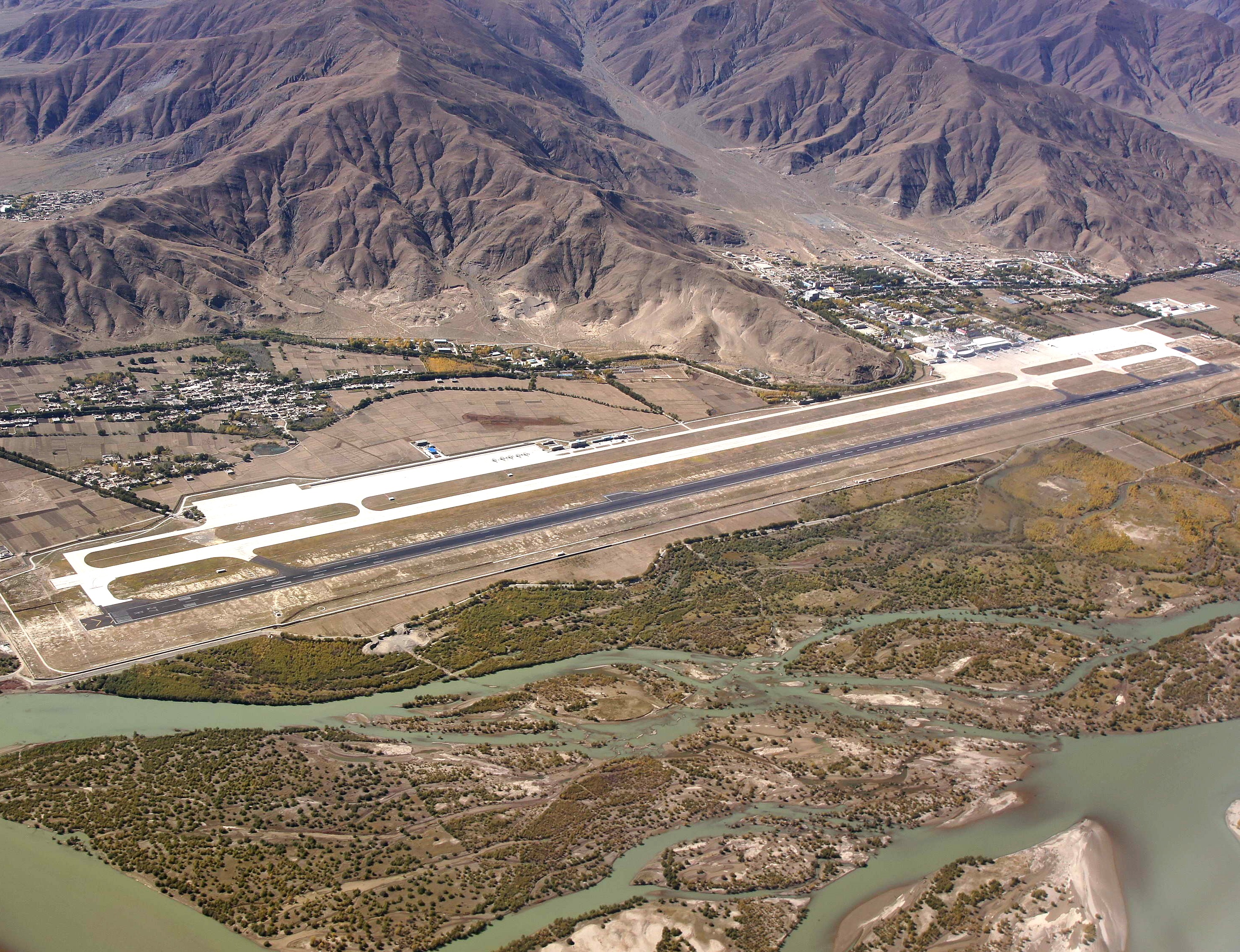 航拍西藏拉萨贡嘎机场,世界上海拔最高的机场之一