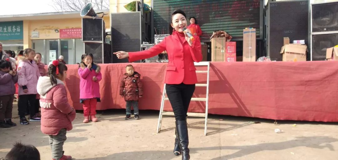 图为桑婷婷为家乡的父老乡亲演唱歌曲