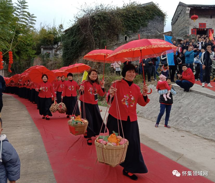 视频组图怀集洽水罗岗寨的500多名出嫁女喜回娘家场面温馨又壮观