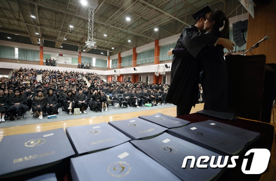 韓國高中2月迎來畢業季 典禮現場溫馨感人 國際 第5張