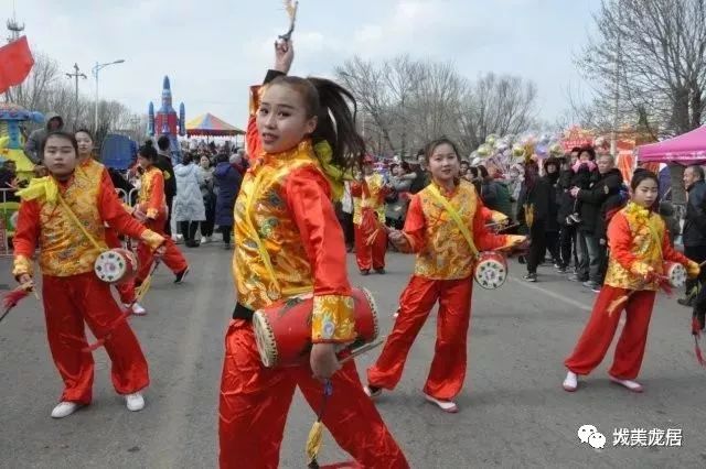 的民间歌舞——"花鼓"短穗花鼓是山东省古老的传统民间艺术击打头略晃