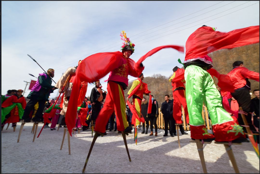 每年正月初四,南天门村都要举办盛大的踩高跷秧歌舞表演,踩高跷秧歌舞