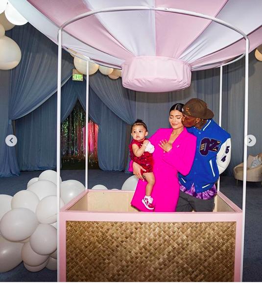 原創
            炫富新境界，億萬身家網紅凱莉詹娜為慶祝女兒一歲生日打造了一座主題樂園 時尚 第8張