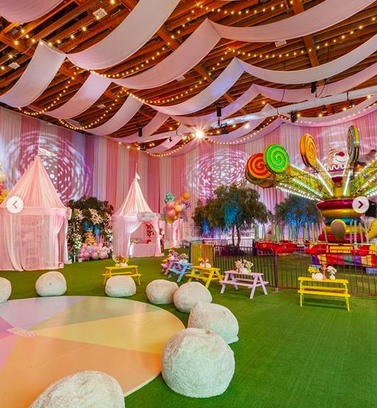 原創
            炫富新境界，億萬身家網紅凱莉詹娜為慶祝女兒一歲生日打造了一座主題樂園 時尚 第11張