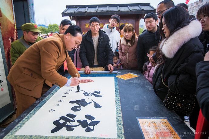 景区书法表演,一幅字300元,游客:比网上那些大师写得好多了_象山