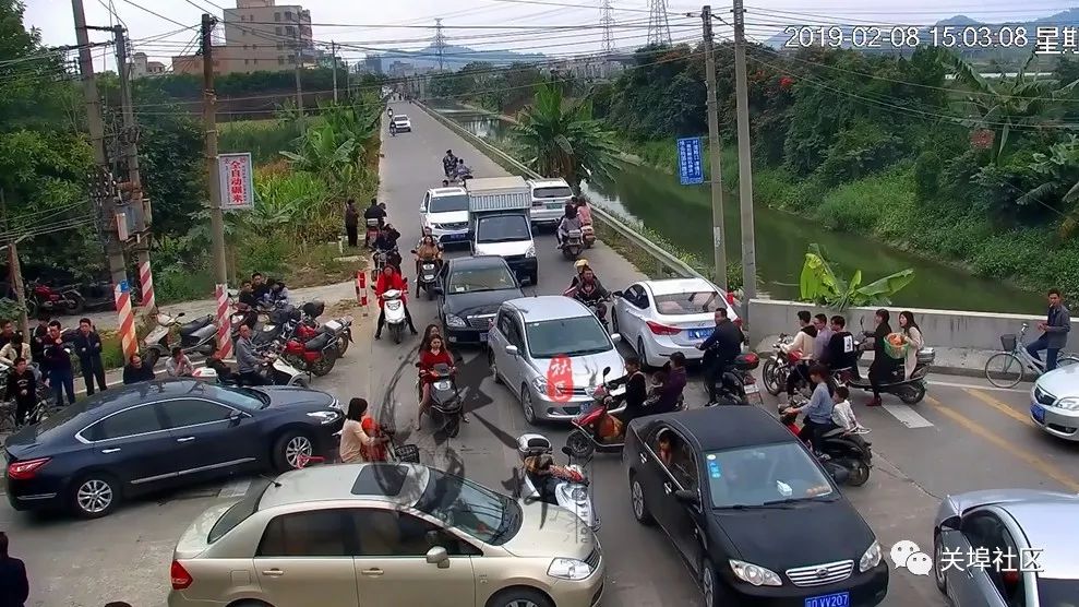 潮阳街头两车碰撞后双方居然动起手来了