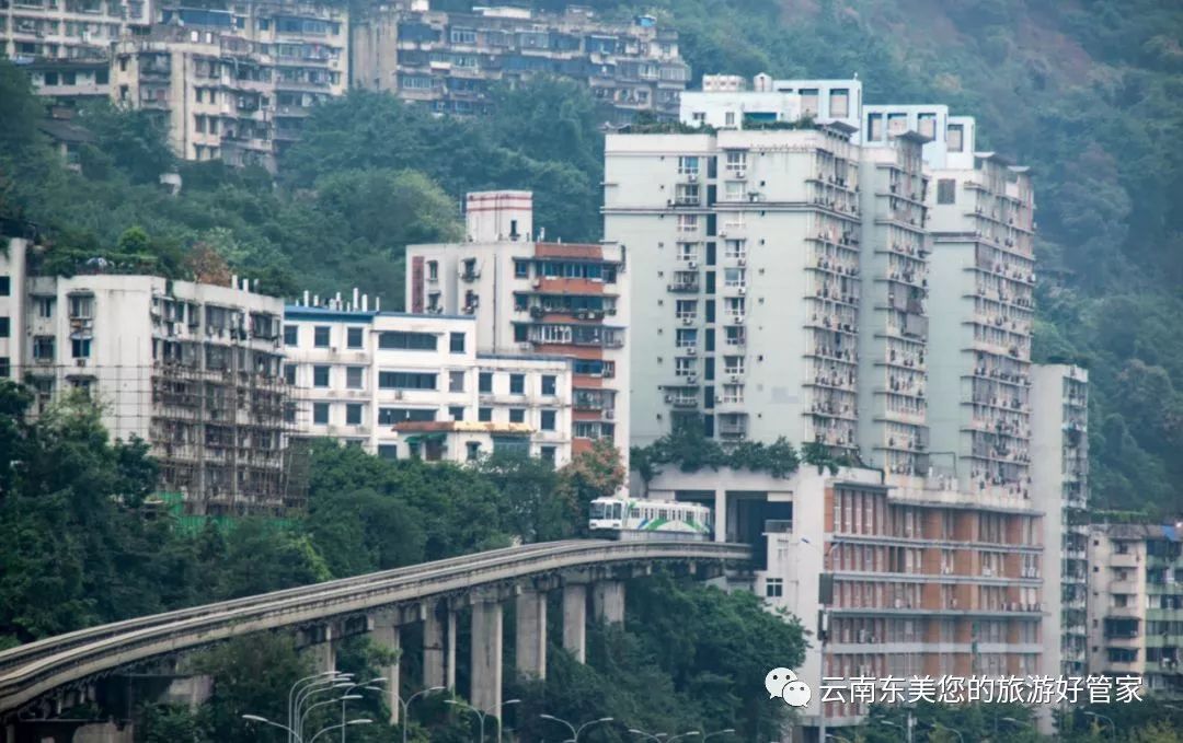 隧洞,飞跃丛林,穿楼而过, 简直像是游乐园里的过山车,李子坝更是必