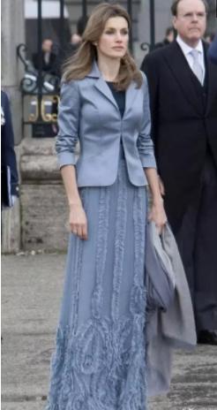 西班牙王后太會穿！「落地」長裙真顯瘦，長度完美修飾身材比例 時尚 第1張