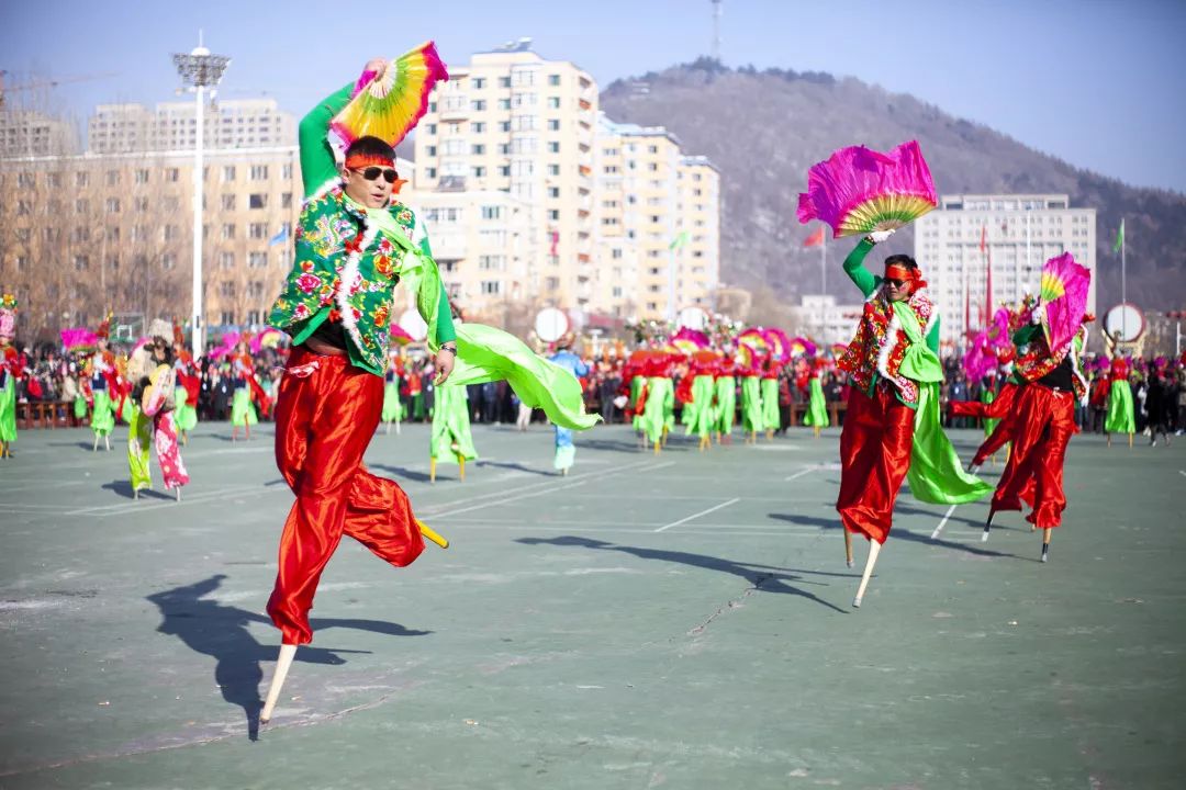 队在通化县团结广场上为父老乡亲们表演了热闹欢快的东北秧歌锣鼓一响