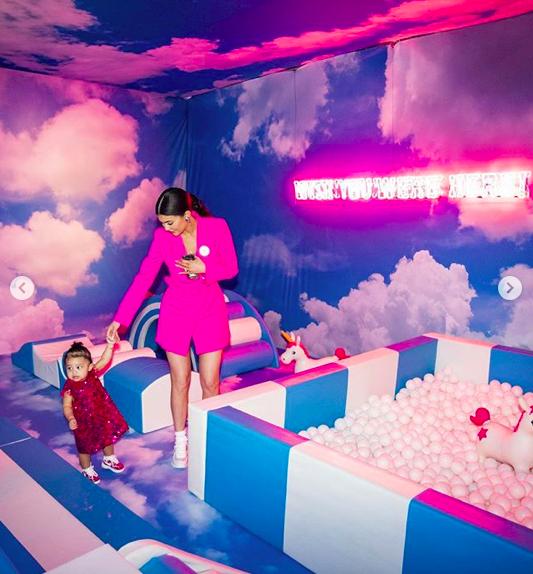 原創
            炫富新境界，億萬身家網紅凱莉詹娜為慶祝女兒一歲生日打造了一座主題樂園 時尚 第7張