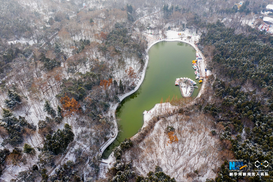 2月9日在安徽省淮北市相山公园拍摄的雪景(无人机拍摄).