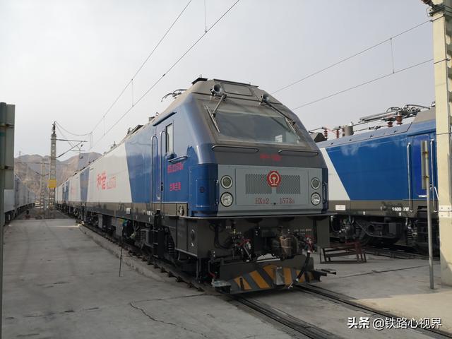 hxd2型电力机车剪影由法国阿尔斯通与中国北车共同研制