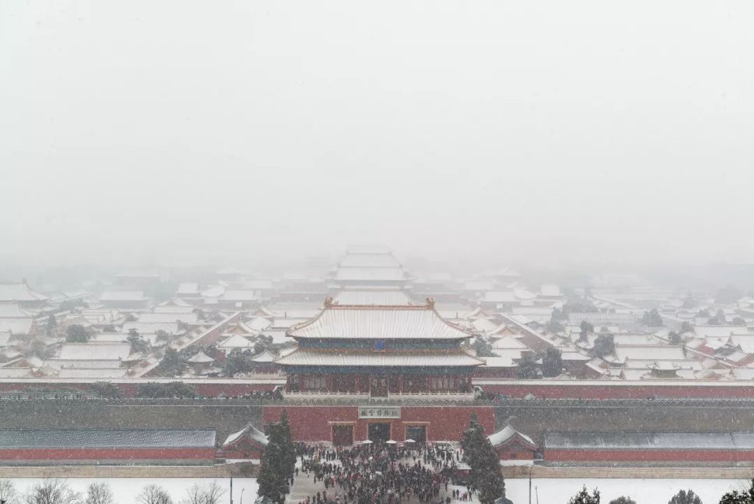 当故宫遇上雪 慢慢听雪落下的声音… 戳 △视频综合自故宫博物院 转载