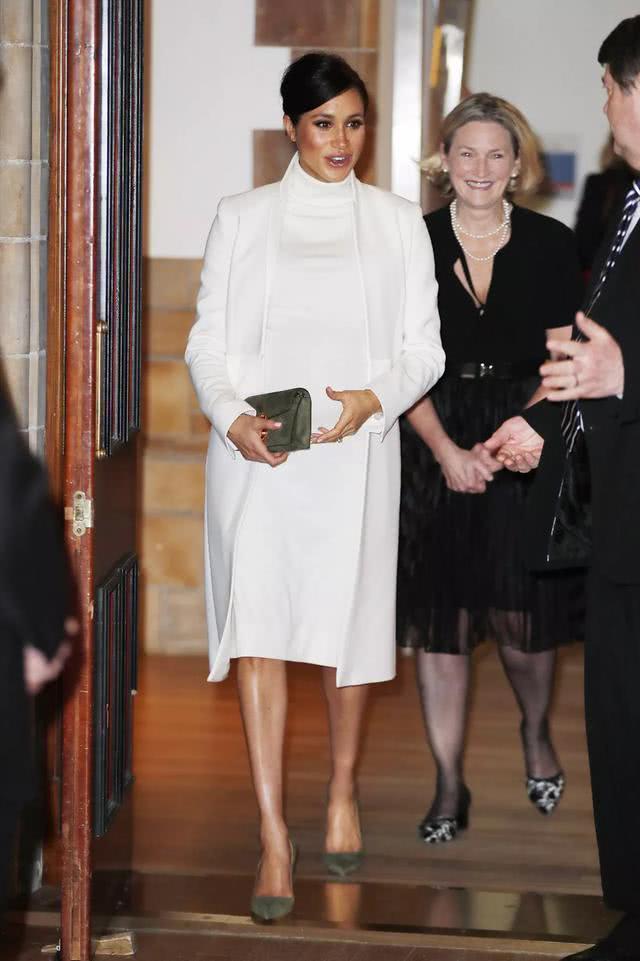原創
            梅根全白出鏡皮膚會發光，親自打造穿搭造型靈感來自小肯尼迪夫人 時尚 第10張