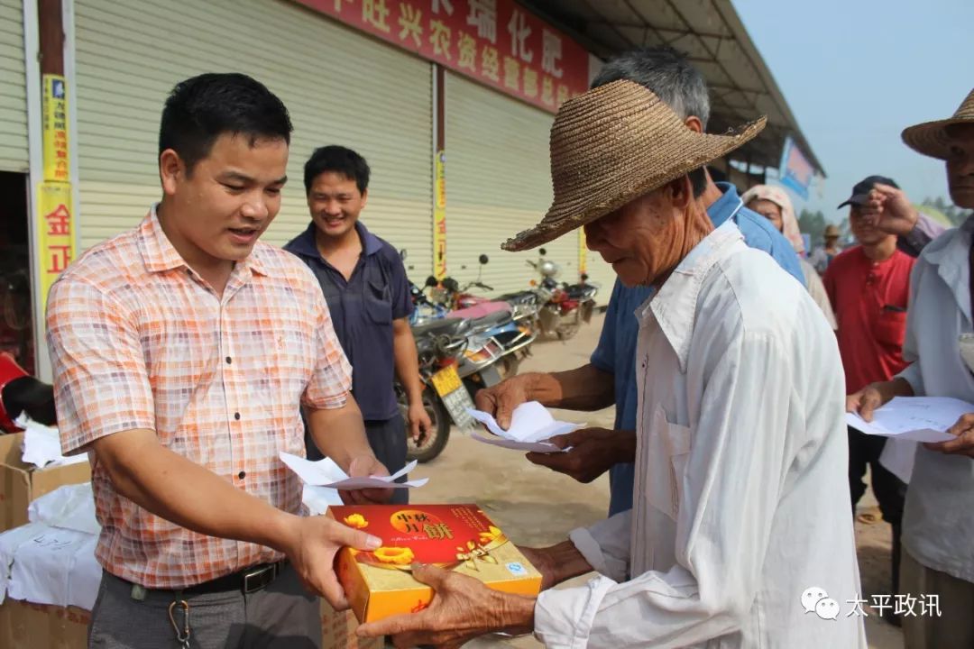 有一年春节前夕,吴飞兴来到和平镇座垌村慰问该村的孤寡老人,为他们送