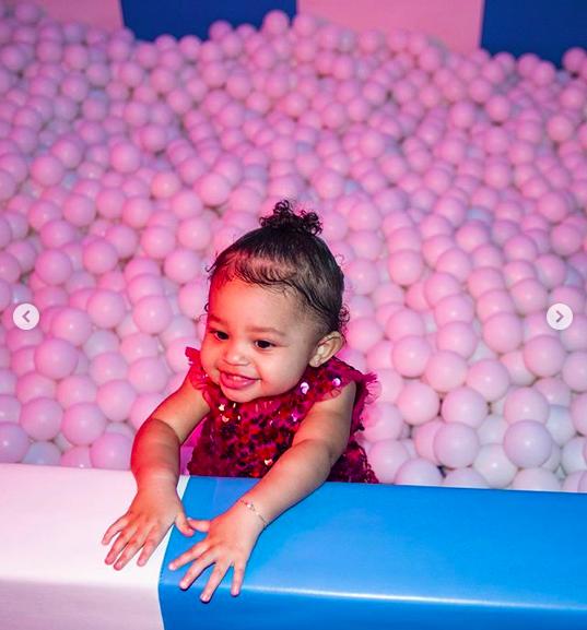原創
            炫富新境界，億萬身家網紅凱莉詹娜為慶祝女兒一歲生日打造了一座主題樂園 時尚 第4張