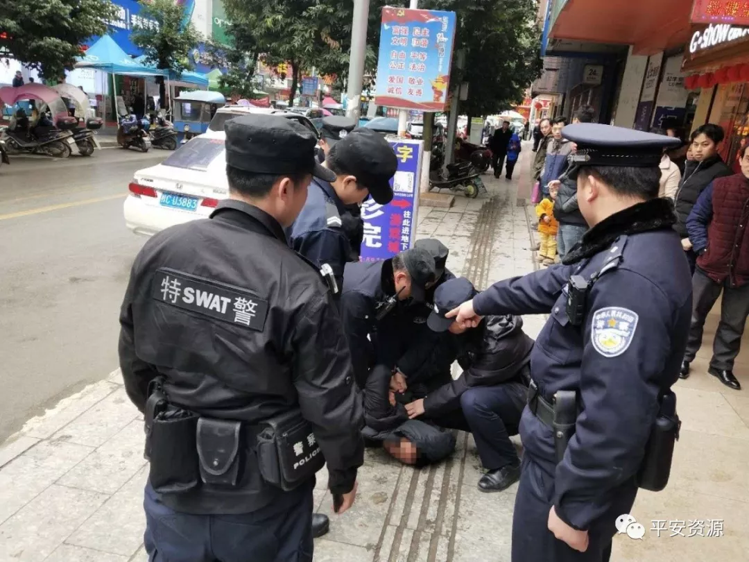 桂林男子当街闹事还打警察,就因为.