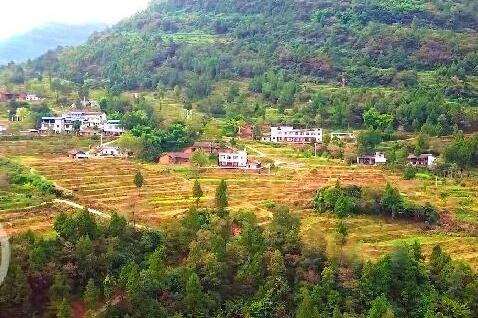 航拍四川广元大山上的农村,虽然比不了城里,生活在这里也很好