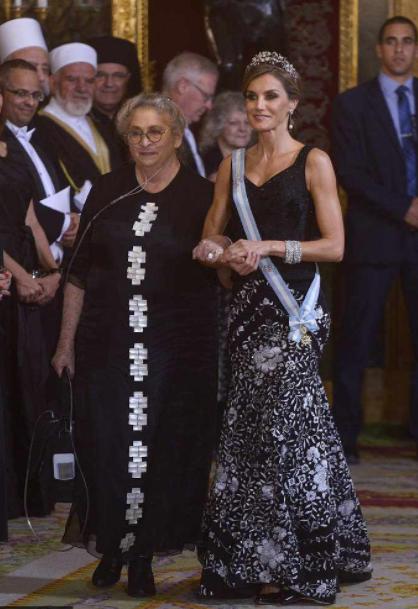 西班牙王后太會穿！「落地」長裙真顯瘦，長度完美修飾身材比例 時尚 第3張