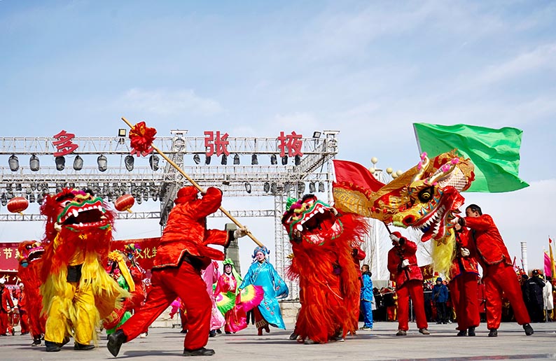 2月13日,张掖市甘州区在滨湖广场举行传统社火展演,来自乡镇街道的13