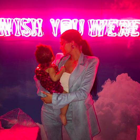 原創
            炫富新境界，億萬身家網紅凱莉詹娜為慶祝女兒一歲生日打造了一座主題樂園 時尚 第2張