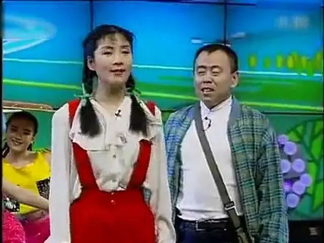 潘长江和阎淑萍合作,延续了1993年《不能这样活》的歌唱环节,把《过河