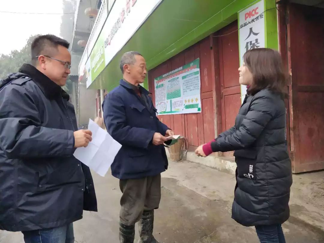 (镇长白静明走访慰问离任村干部)(党委副书记,政法委书记周应学走访