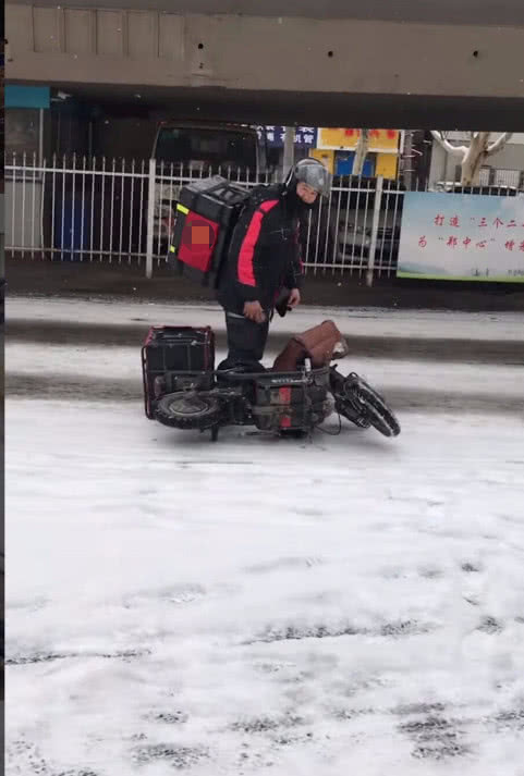 年后:郑州街头大雪纷飞,外卖小哥送餐摔倒后,这一举动感动路人