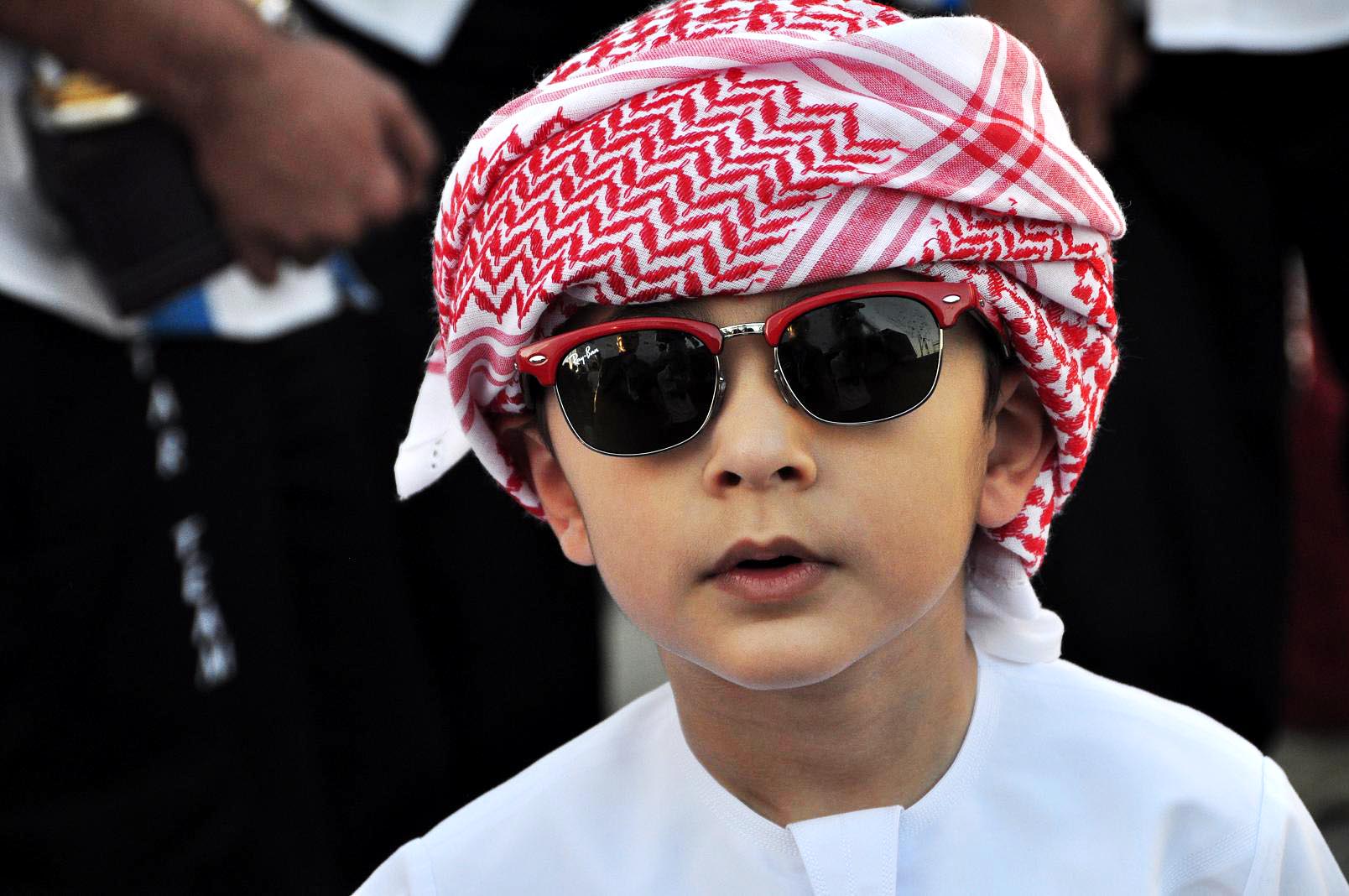比如沙特小王子一个小孩子,就有7辆凯迪拉克和3架飞机,每周的零花钱