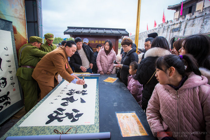 景区书法表演,一幅字300元,游客:比网上那些大师写得好多了_象山