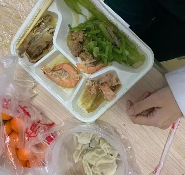 关键词: 医院送的年夜饭