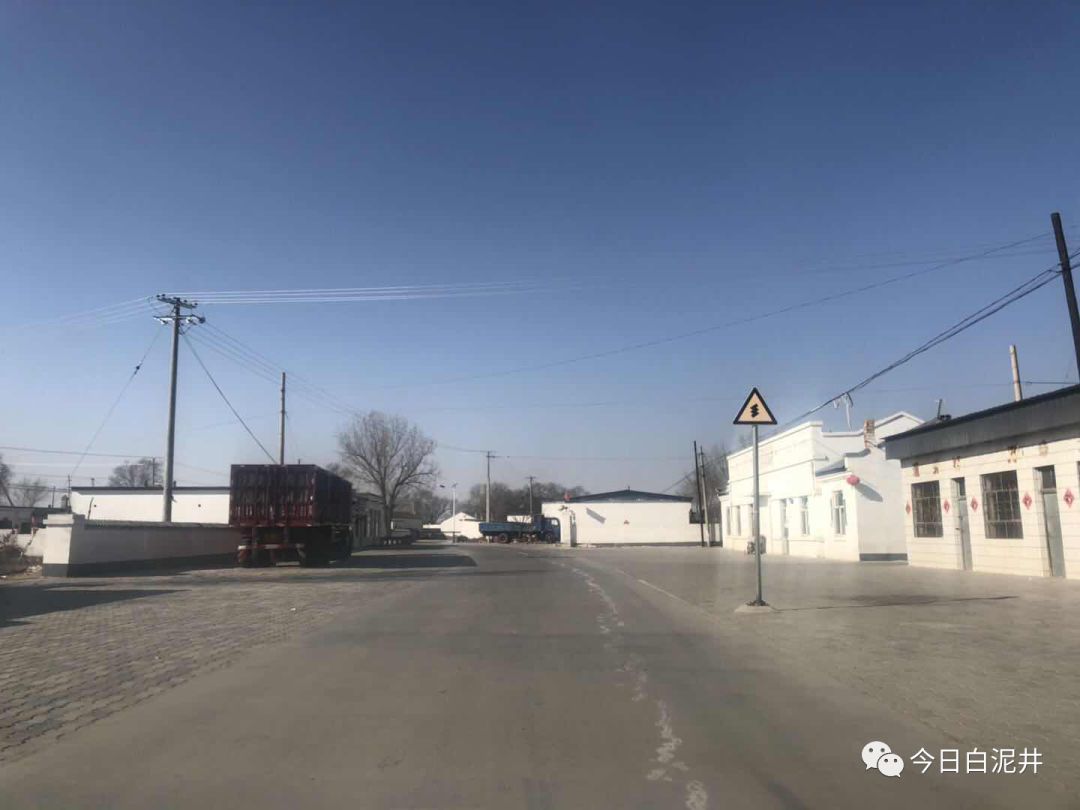 (三)好村柴登村好的方面柴登村道路干净整洁.柴登村干净庭院.