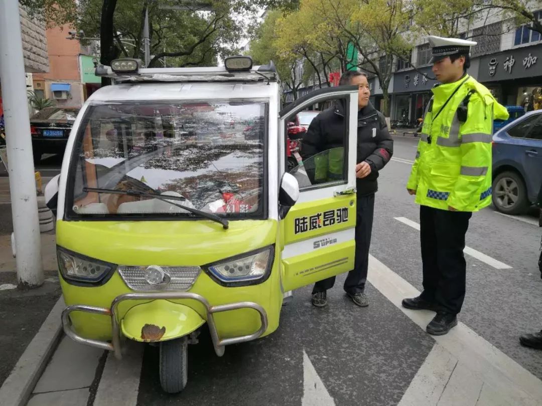 交警市场监管联合执法源头取缔非法销售电动三轮车今后这些车上路将被