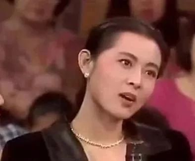 倪萍,主持年份:1991-1999年,2002-2004整个90年代的春晚女主持,当时