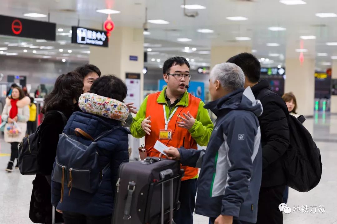 他们是春运千万人潮中的"红色暖流"【上海地铁志愿者掠影】