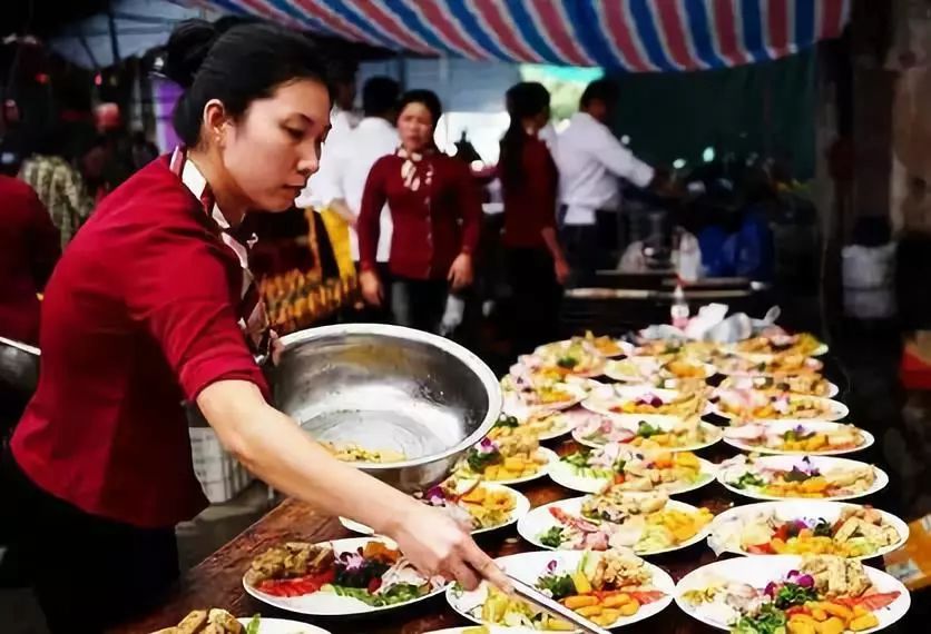 办桌,主要存在于民间的白事筵席,宗族祭祀庆典等活动.