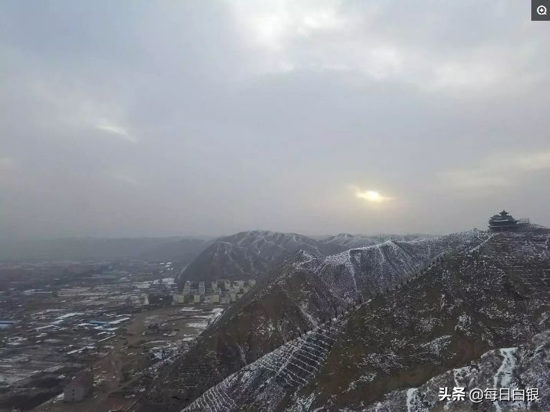 实拍靖远雪后壮美的乌兰山